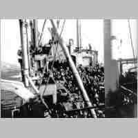 900-0043 Fluechtlinge an Deck eines Schiffes..jpg